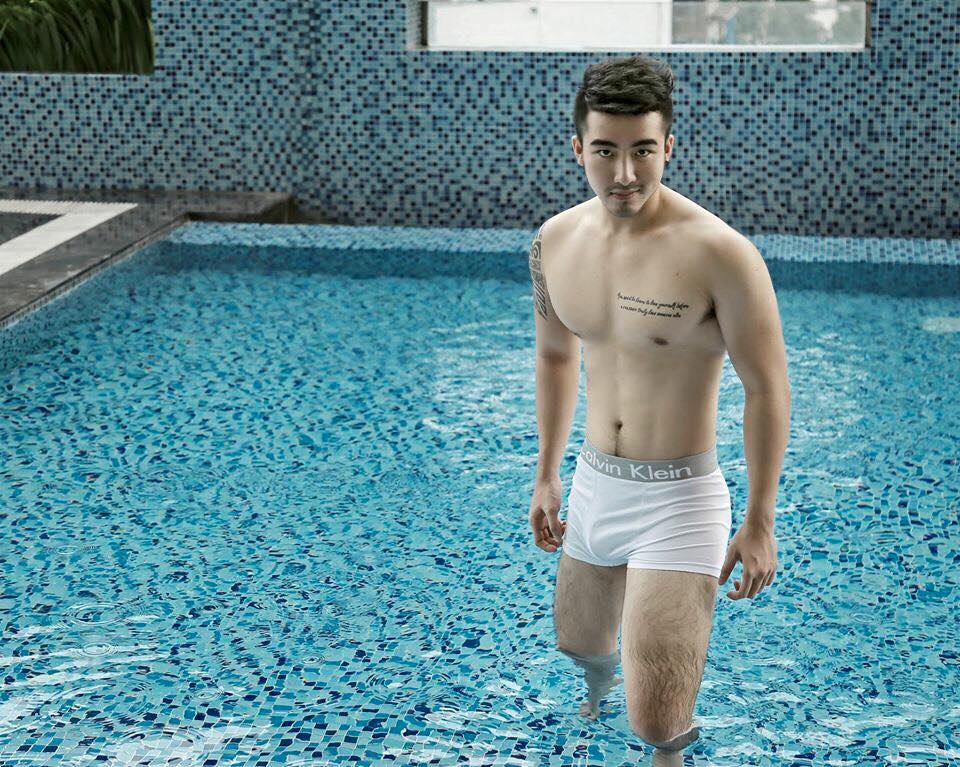 trai đẹp ở bể bơi mặc quần lót