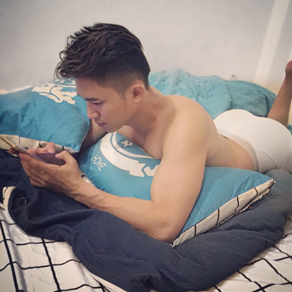 gay sexy trên giường với quần xì