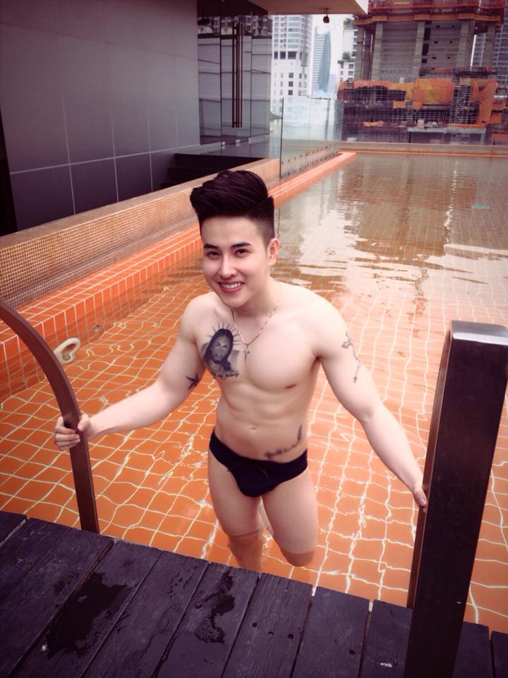 hot boy sexy mặc quần sịp bể bơi