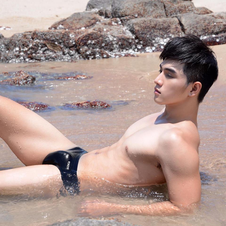 hot boy mặc quần bơi đi biển